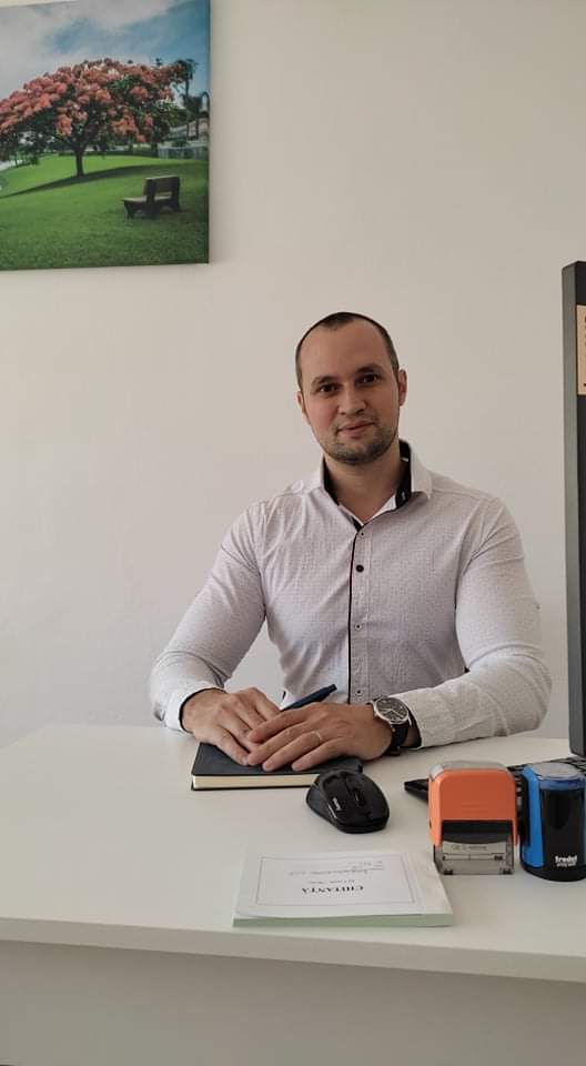 Andrei Iordăchescu la birou, într-un cabinet de psihologie